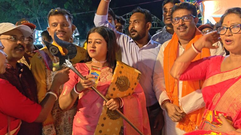 মহাষ্টমীর রাতে অভিনব উদ্যোগ অশোকনগর মণ্ডল ৩ বিজেপির, ১০০ মহিলাকে বরণ করে হাতে তুলে দেওয়া হল ত্রিশূল ও শৃঙ্গারের সামগ্রী
